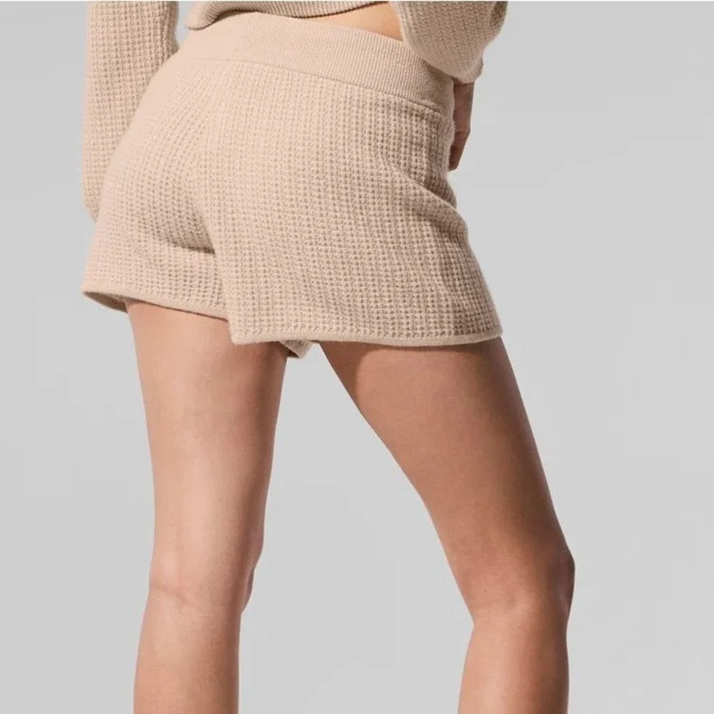 Alo Yoga Cashmere High-Waist Plush Waffle Short Womens L Macadamia Blush NWT